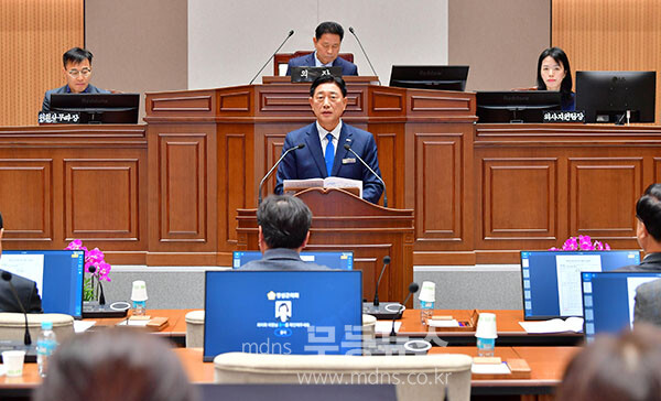 예산안 제출에 따른 시정 연설을 하고 있는 김한종 장성군수 (장성궂 제공)