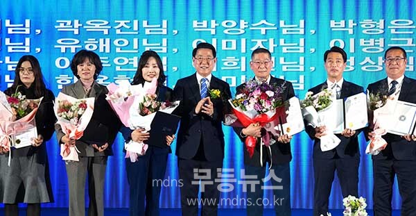 김영록 전라남도지사가 22일 서울 잠실학생체육관에서 열린 ‘전국호남향우회 총연합회 화합한마당’행사에 참석해 유공자에게 표창장을 수여한 뒤 기념촬영을 하고 있다. (전남도 제공)