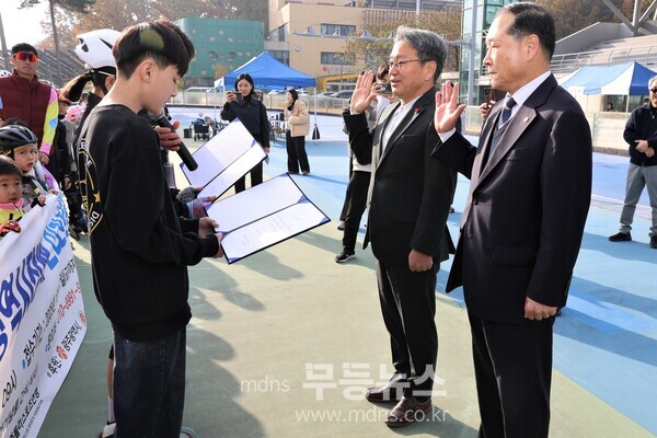 강기정시장. 정종연 연맹회장에게 선수대표 서믿음. 김소연 선수가 선수선서를 하고있다.