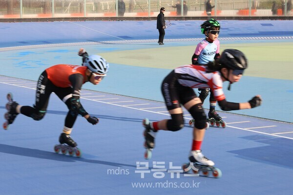 제4회 광주광역시장배 전국인라인트랙대회에서 참가 선수들이 역주하고 있다.