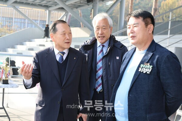 이정선 광주시교육감(오른쪽), 정종연 광주롤러스포츠연맹 회장(맨 왼쪽), 오명하 광주광역시 롤러스포츠연맹 부회장(가운데), 현안 관련 담소를 하고있다.