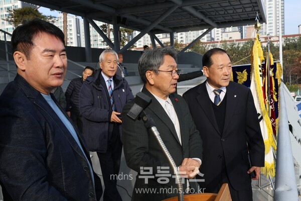 정종연 연맹회장(오른쪽),강기정 광주광역시장(가운데), 이정선 광주시교육감(오른쪽)이 대회를 진행상황을 살펴보고 있다.