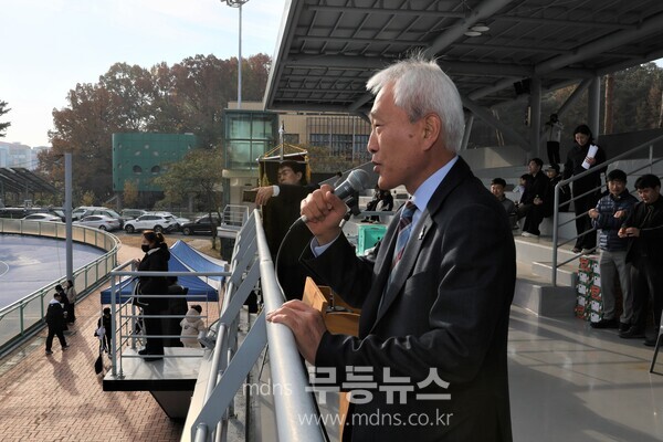 오명하 연맹 부위원장이 대회 개막 선언을 하고있다.