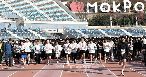 23일 열린 ‘제96주년 학생독립운동기념 제38회 전라남도교육감배 마라톤대회·2025 김대중 마라톤대회’ 참가자들이 힘차게 달려나가고 있다. (전체사진 / 전남도교육청 제공)
