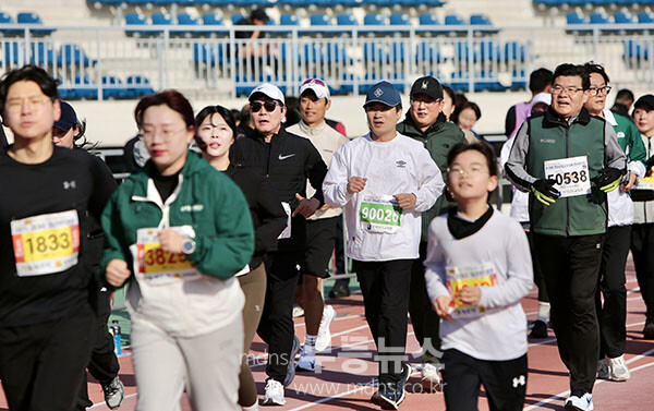 마라톤대회에 참가한 김대중 전남교육감과 교육가족들이 함께 달리고 있다