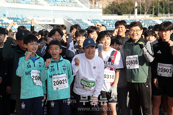 김대중 전남교육감(왼쪽 세 번째)과 교육가족들이 마라톤대회 출발에 앞서, 파이팅을 외치고 있다.
