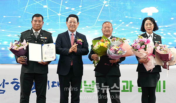 김영록 전라남도지사가 23일 화순 하니움 실내체육관에서 열린 ‘전남자율방범연합회 직무 경진대회’에서 유공자에게 표창장을 수여한 뒤 기념촬영을 하고 있다.