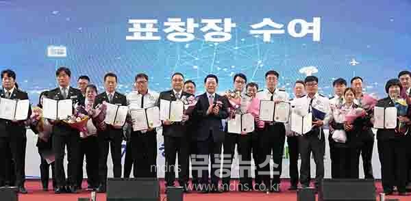 김영록 전라남도지사가 23일 화순 하니움 실내체육관에서 열린 ‘전남자율방범연합회 직무 경진대회’에서 유공자에게 표창장을 수여한 뒤 기념촬영을 하고 있다.