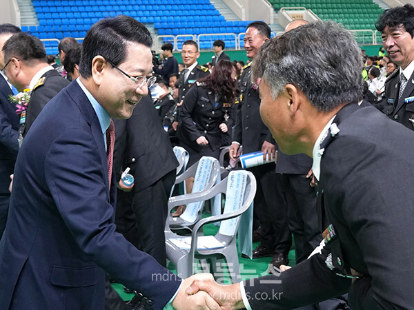김영록 전라남도지사가 23일 화순 하니움 실내체육관에서 열린 ‘전남자율방범연합회 직무 경진대회’에서 참석자들과 인사를 나누고 있다.
