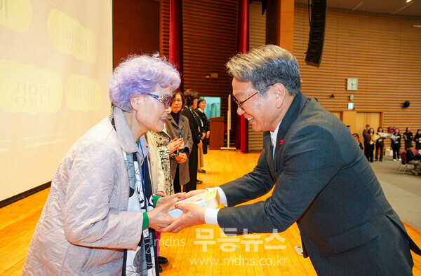 강기정 광주광역시장이 22일 오후 서구 김대중컨벤션센터에서 열린 '2025년 아이돌보미 소통의 날' 행사에 참석해 유공자 표창을 하고 있다./광주광역시 제공