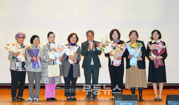 강기정 광주광역시장이 22일 오후 서구 김대중컨벤션센터에서 열린 '2025년 아이돌보미 소통의 날' 행사에 참석해 유공자 표창을 한 뒤 기념촬영을 하고 있다./광주광역시 제공