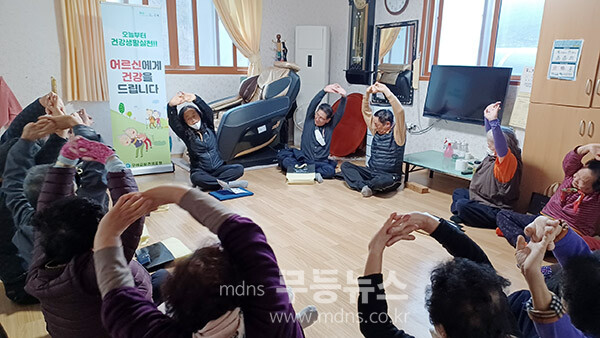 건강관리를 하고 있는 어르신들 (전남도 제공)