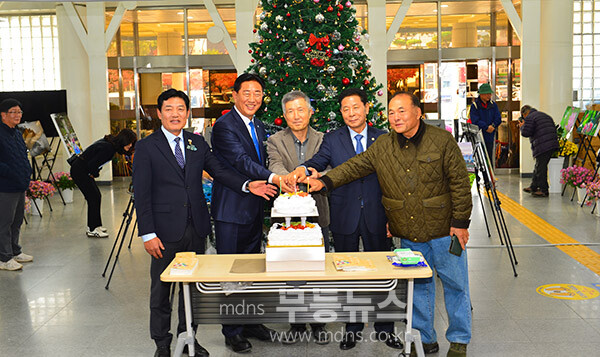 장성사진작가협회 정기 회원전 개막식 / 축하 케이크절단을 하고 있는 (좌로부터) 정철 전남도의원, 김한종 장성군수, 임재율 회장, 신민섭 장성군의회 의장, 김봉수 장성문화원장 (사진촬영 / 조경륜)
