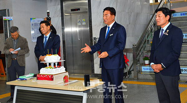 장성사진작가협회 정기 회원전 개막식 / 축사를 하고 있는 김한종 장성군수 (사진촬영 / 조경륜)