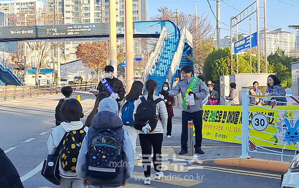 나주시(시장 윤병태)는 빛가람초등학교, 나주중앙초등학교 학생들과 시민들을 대상으로 아동학대 예방 홍보 캠페인 ‘나주 품愛서 도담도담’을 진행했다. (사진 제공-나주시)