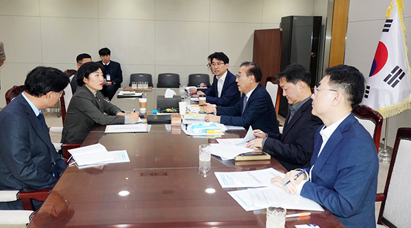 김윤덕 국토부장관에게 광주 현안 사업 적극 지원을 건의하고 있는 신수정 광주시의회 의장