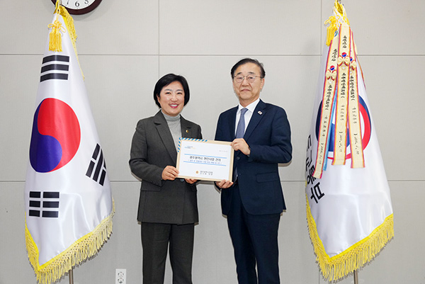 김윤덕 국토부장관에게 광주 현안 사업 적극 지원을 건의하고 있는 신수정 광주시의회 의장