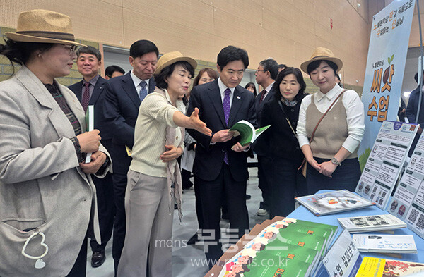 김대중 전남교육감이 22일 열린 ‘2030 유‧초등 수업한마당’에 선보인 ‘노벨문학상 씨앗수업’을 살펴보고 있다. (전남도교육청 제공)