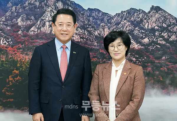 김영록 전라남도지사가 24일 도청 접견실에서 원민경 성평등가족부 장관과 면담을 마치고 기념촬영을 하고 있다. (전남도 제공)