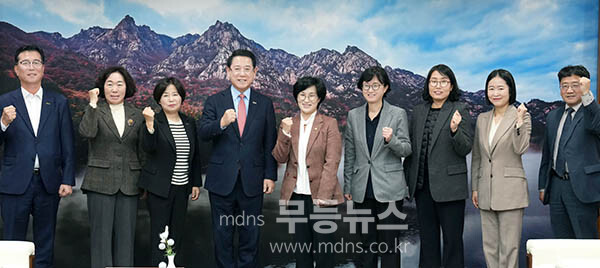 김영록 전라남도지사가 24일 도청 접견실에서 원민경 성평등가족부 장관과 면담을 마치고 기념촬영을 하고 있다. (전남도 제공)