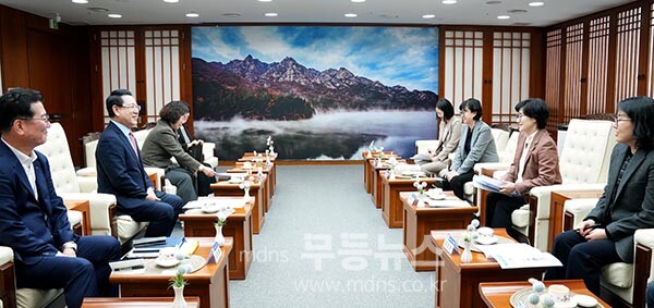 김영록 전라남도지사가 24일 도청 접견실에서 원민경 성평등가족부 장관과 면담을 갖고 여성·가족·청소년 관련 전남 주요 현안 사업에 대한 건의 및 협조를 요청하고 있다. (전남도 제공)