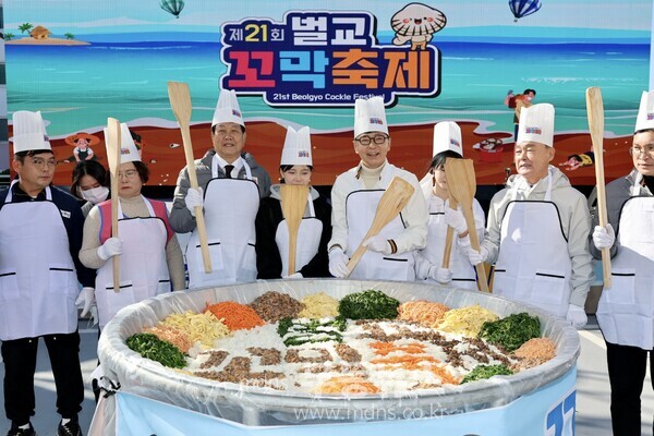 보성군, 청정 갯벌에서 ‘제21회 벌교꼬막축제’ 성료_꼬막 주먹밥 1,000인분 만들기를 하고 있다/보성군 제공