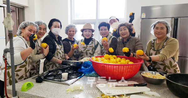 유자청 나눔 봉사활동을 하고 있는 진도군 여성단체협의회 회원들 (진도군 제공)