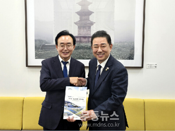 윤병태 나주시장(왼쪽)이 지난 24일 김병기 더불어민주당 원내대표(오른쪽)와 면담을 갖고 2026년 국고 지원 사업 설명하고 지원을 요청했다.(사진 제공-나주시)