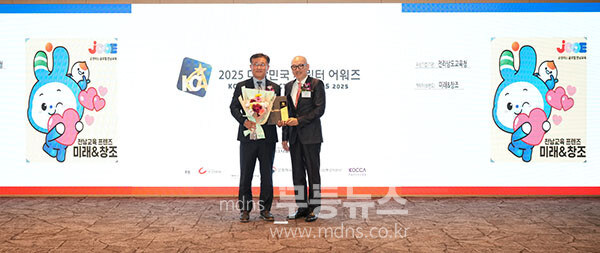 25일 서울 코리아나호텔에서 열린 ‘대한민국 캐릭터 어워즈’ 시상식에서 전라남도교육청 캐릭터 ‘미래와 창조’가 공공부문 대상을 받았다. 사진은 시상 후  기념촬영 (전남도교육청 제공)