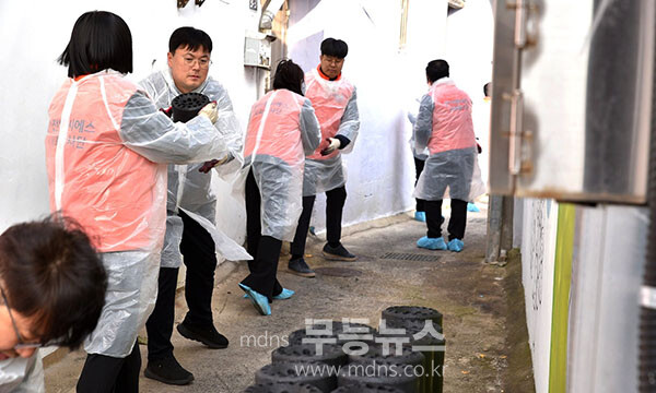 한전MCS 임직원들이 나주시 금남동 취약계층 가정에 연탄을 전달하고 있다. (사진 제공-나주시)