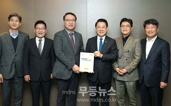 김영록 전라남도지사가 25일 서울 여의도에서 유병서 기획재정부 예산실장과 간담회를 갖고 2026년 국회 증액 핵심사업이 차질없이 반영되도록 지원을 요청한 뒤 전남의 주요 현안사업 건의 내용을 전달했다 (전남도 제공)