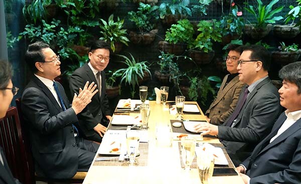 김영록 전라남도지사가 25일 서울 여의도에서 유병서 기획재정부 예산실장과 간담회를 갖고 2026년 국회 증액 핵심사업이 차질없이 반영되도록 지원을 요청한 뒤 전남의 주요 현안사업 건의 내용을 전달했다 (전남도 제공)