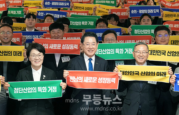 김영록 전라남도지사가 25일 서울 여의도 CCMM빌딩 컨벤션홀에서 열린 ‘RE100 미래첨단 국가산단 유치 포럼 및 결의대회’에서 참석자들과 퍼포먼스를 하고 있다. (전남도 제공)