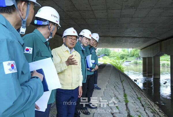 강기정 광주광역시장이 지난 5월20일 오후 광산구 하남대교를 찾아 광주시 민관합동점검반과 함께 ‘2025년 집중안전점검’을 실시하고 있다./광주광역시 제공