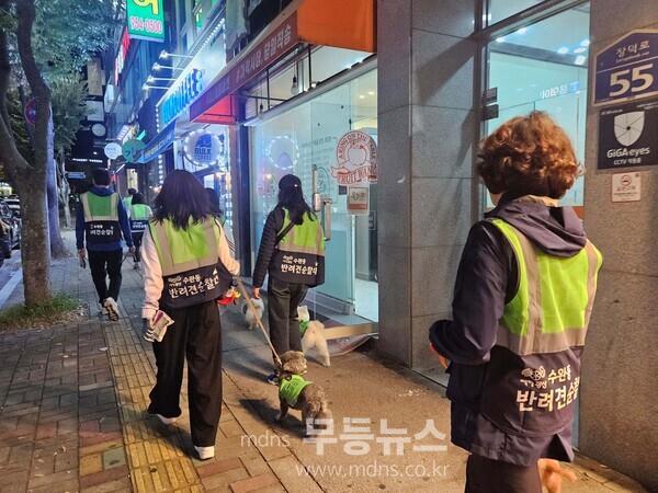 지난 24일 수완동 반려견순찰대가 수완호수공원 일대 및 인근 주택가에서 치안 불안 요소와 안전 취약 지역을 점검했다./광산구 제공