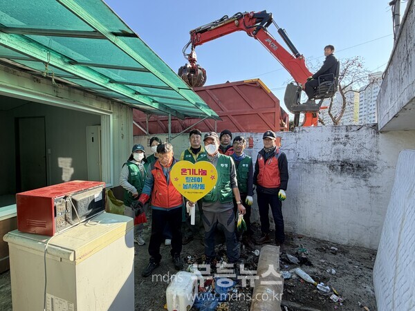 주거환경개선에 참여한 전국민주연합노동조합 화순지부 조합원(환경미화원)모습