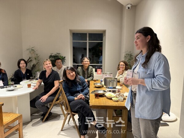 쉴랑게_에 참여한 외국인 여행객들이 순천의 원도심 숙소에서 한국의 일상을 즐기고있다