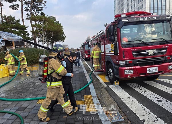한전 본사 데이터센터와 합동소방훈련을 실시하고 있는 나주소방서 (나주소방서 제공)