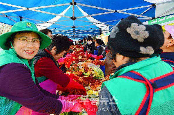 26일 나주시민회관 광장에서 열린 나주시새마을회 사랑애(愛)김장나눔행사 (사진촬영 / 조경륜)