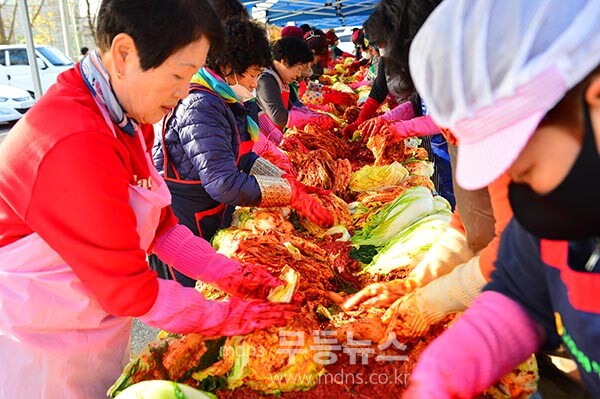 26일 나주시민회관 광장에서 열린 나주시새마을회 사랑애(愛)김장나눔행사 (사진촬영 / 조경륜)