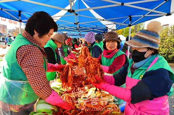 26일 나주시민회관 광장에서 열린 나주시새마을회 사랑애(愛)김장나눔행사 (사진촬영 / 조경륜)