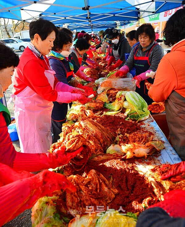 26일 나주시민회관 광장에서 열린 나주시새마을회 사랑애(愛)김장나눔행사 (사진촬영 / 조경륜)