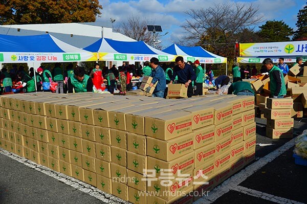 26일 나주시민회관 광장에서 열린 나주시새마을회 사랑애(愛)김장나눔행사 (사진촬영 / 조경륜)
